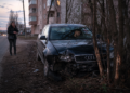 Un adolescent din Humoreni și-a aflat ”nota de plată” după ce a furat un Audi A6 scos la vânzare pe Marketplace de o femeie din Suceava, l-a condus fără permis și l-a izbit de copaci, la Solca. Înainte încercase să ”probeze” un Audi A8, dar vânzătorului i s-a părut suspect puștanul de 16 ani