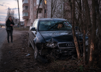 Un adolescent din Humoreni și-a aflat ”nota de plată” după ce a furat un Audi A6 scos la vânzare pe Marketplace de o femeie din Suceava, l-a condus fără permis și l-a izbit de copaci, la Solca. Înainte încercase să ”probeze” un Audi A8, dar vânzătorului i s-a părut suspect puștanul de 16 ani