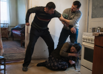 Curtea de Apel Suceava l-a scăpat de pușcărie pe un bărbat care și-a bătut soacra în locuința acesteia. Fiul victimei l-ar fi găsit deasupra femeii, în timp ce o lovea cu pumnul în cap, o strângea de gât și o amenința că o omoară