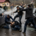 Patru ”războinici” de la Verești, ”premiați” cu pedepse simbolice după ce au provocat o coliziune intenționată și au ajuns să blocheze traficul pentru a se bate și a distruge mașinile în mijlocul drumului. Au folosit pumnii, picioarele, spray lacrimogen și o țeavă metalică. Unul dintre scandalagii a lovit chiar și după sosirea polițiștilor