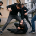 Minor care a venit cu un grup de șase tineri și a bătut un elev în curtea Colegiului Tehnic de Industrie Alimentară din Suceava, pus sub asistare zilnică. Victima a suferit o fractură de piramidă nazală: ”Bă, mai ești șmecher?”