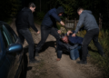 Trei ”zmei” din Benia, reținuți după ce au bătut un consătean cu un leaț și i-au furat telefonul mobil. Conflictul ar fi pornit după ce victima i-a bănuit că i-au furat telefonul cu o săptămână înainte