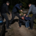 Trei ”zmei” din Benia, reținuți după ce au bătut un consătean cu un leaț și i-au furat telefonul mobil. Conflictul ar fi pornit după ce victima i-a bănuit că i-au furat telefonul cu o săptămână înainte