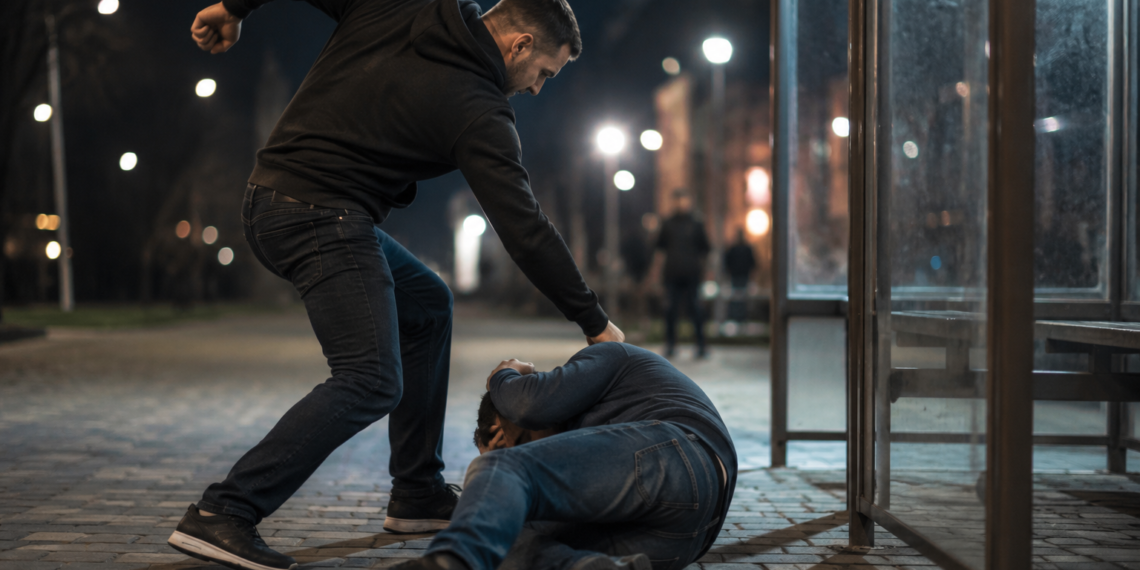 Bărbat reținut după o bătaie într-o stație de autobuz din Vatra Dornei. Victima ar fi fost atacată din cauza unor mesaje trimise iubitei agresorului