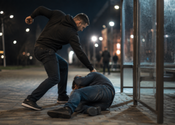 Bărbat reținut după o bătaie într-o stație de autobuz din Vatra Dornei. Victima ar fi fost atacată din cauza unor mesaje trimise iubitei agresorului