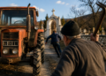 Bărbat de 72 de ani, condamnat DEFINITIV după ce a urmărit un consătean cu tractorul și l-a lovit în cap cu un levier. Avea 0,57 mg/l alcool pur în aerul expirat și a refuzat probele de sânge