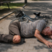 Biciclist de 70 de ani, găsit întins pe trotuar la Vicovu de Jos. Era atât de beat încât nu a putut fi testat cu etilotestul. Contactul cu solul i-a produs ”avarii” la nivelul capului și al unui picior