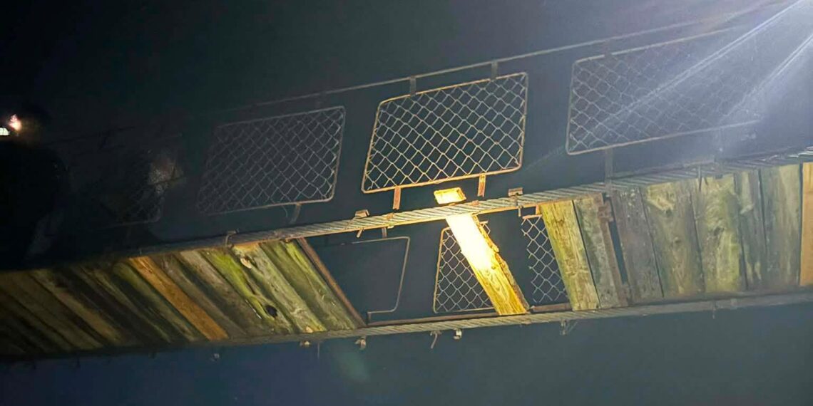 Un adolescent de 17 ani a murit după ce a căzut de pe o punte degradată, de la aproximativ șapte metri. O femeie observase lanterna bicicletei