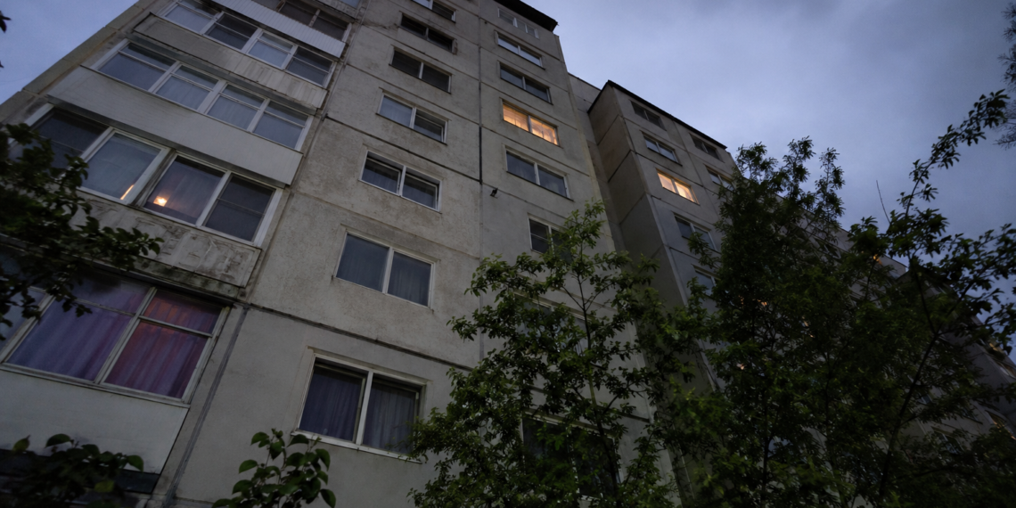 Adolescentă de 17 ani, transportată la spital după ce s-ar fi aruncat de la etajul al patrulea al unui bloc din Suceava. Cu puțin timp înainte, tatăl ei o adusese acasă de la o petrecere, întrucât se afla în stare de ebrietate