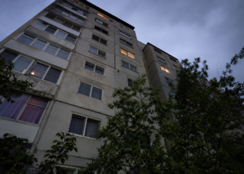Adolescentă de 17 ani, transportată la spital după ce s-ar fi aruncat de la etajul al patrulea al unui bloc din Suceava. Cu puțin timp înainte, tatăl ei o adusese acasă de la o petrecere, întrucât se afla în stare de ebrietate
