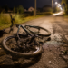 Biciclist băut, amendat de polițiști după ce a căzut de pe bicicletă și și-a fracturat brațul drept