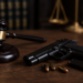 Tânăr condamnat DEFINITIV la închisoare după ce a fost prins cu un pistol neletal în mașină. Arma avea un cartuș pe țeavă