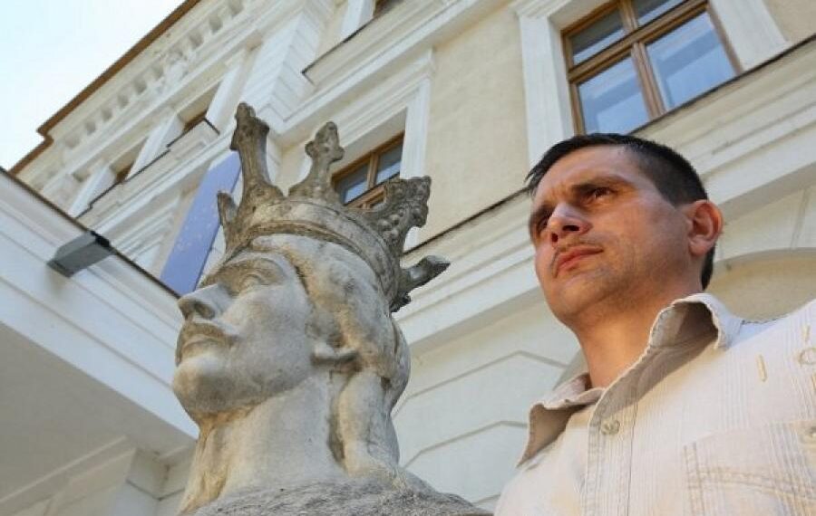 A murit Cornel Cernoschi, suceveanul cunoscut drept ”Urmașul lui Ștefan cel Mare”. Bărbatul din Dornești, care își pusese numele pe plăcuțele mașinii, avea 47 de ani