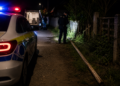 Crimă în Mironu, după o partidă de băut. Un bărbat de 46 de ani a fost ucis cu un leaț rupt dintr-un gard de tovarășul său de pahar, în timp ce mergeau spre locuința victimei. Ucigașul are 22 de ani