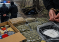 Răsturnare spectaculoasă în dosarul coletului cu cocaină și canabis de aproape 150.000 de euro, trimis din Spania printre alimente. Muncitorul de la Drumuri și Poduri care s-a ascuns de polițiști sub rădăcinile unui copac rămâne cu 15 ani de închisoare. Fiul său, condamnat inițial la 15 ani și 8 luni, scapă de detenție și primește 2 ani și 4 luni cu suspendare