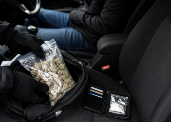 Taximetrist din Suceava, condamnat după ce polițiștii au găsit canabis sub bancheta mașinii și MDMA în portofel. Mesajele din telefon: ”Eu iar am început să o iau razna de la astea”/”Și aveam mult, aveam aproape, aproape o kilă”