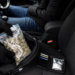 Taximetrist din Suceava, condamnat după ce polițiștii au găsit canabis sub bancheta mașinii și MDMA în portofel. Mesajele din telefon: ”Eu iar am început să o iau razna de la astea”/”Și aveam mult, aveam aproape, aproape o kilă”