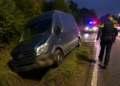 Minor de 15 ani, urmărit de polițiști prin Voitinel. După aproape trei kilometri de fugă, a înfipt duba într-un șanț