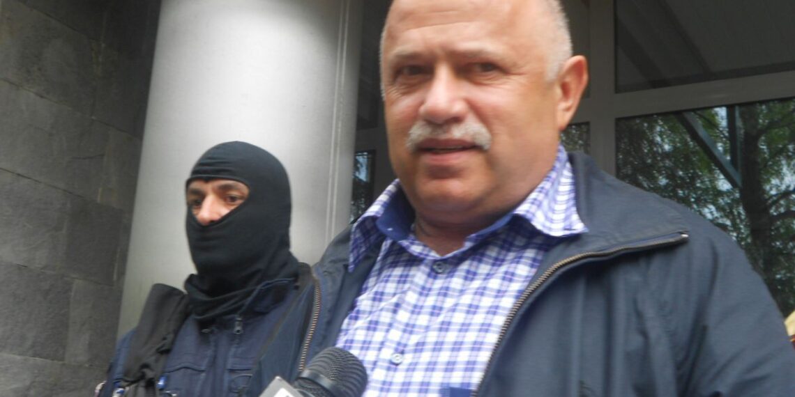 Achitat definitiv în mega dosarul DNA de corupție de la Rădăuți, fostul procuror-șef Dumitru Dîmbu a primit de la stat aproape 2,1 milioane de lei pentru salariile pierdute. Parchetul Curții de Apel Suceava, obligat să-i achite și diferența