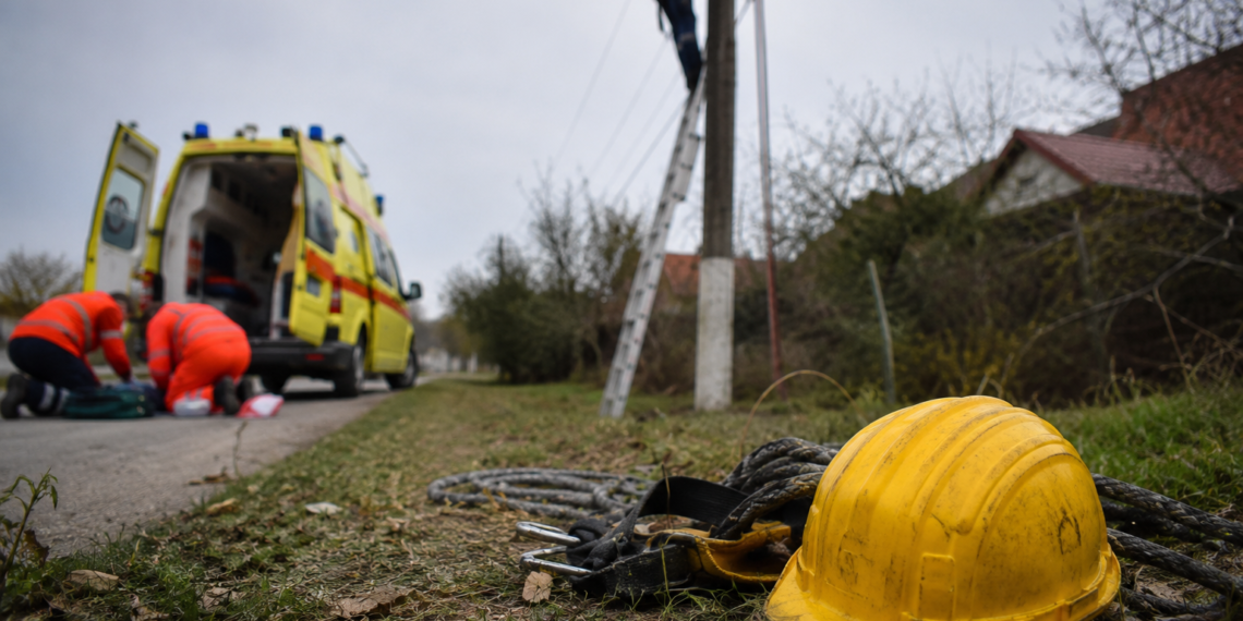 Un tânăr de 23 de ani și-a pierdut viața după ce s-a electrocutat pe un stâlp, la Grămești. A căzut de la înălțime și nu a mai putut fi salvat