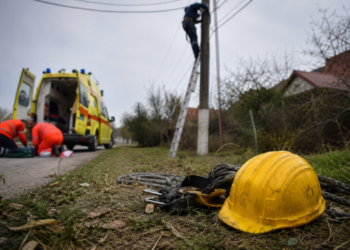 Un tânăr de 23 de ani și-a pierdut viața după ce s-a electrocutat pe un stâlp, la Grămești. A căzut de la înălțime și nu a mai putut fi salvat