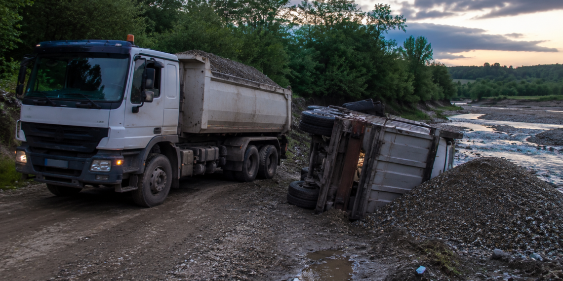 Prinși cu un camion încărcat cu balast și altul răsturnat. Doi frați din Rădăuți sunt cercetați pentru exploatare ilegală din albia râului Suceava