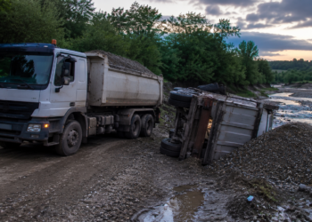 Prinși cu un camion încărcat cu balast și altul răsturnat. Doi frați din Rădăuți sunt cercetați pentru exploatare ilegală din albia râului Suceava