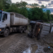 Prinși cu un camion încărcat cu balast și altul răsturnat. Doi frați din Rădăuți sunt cercetați pentru exploatare ilegală din albia râului Suceava