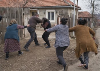 Bărbat din Mitocu Dragomirnei, amendat penal după ce și-a lovit cumnata cu pumnii în cap. Conflictul a izbucnit în curtea femeii, la scurt timp după moartea soțului ei