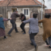 Bărbat din Mitocu Dragomirnei, amendat penal după ce și-a lovit cumnata cu pumnii în cap. Conflictul a izbucnit în curtea femeii, la scurt timp după moartea soțului ei