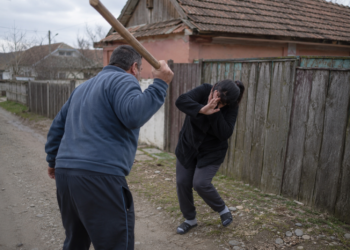 Prescripția l-a scăpat de condamnare pe un bărbat din Broșteni care și-a bătut vecina cu o bâtă, lovind-o în cap, spate și membre. Trebuie să-i plătească victimei 25.000 de lei daune morale și materiale