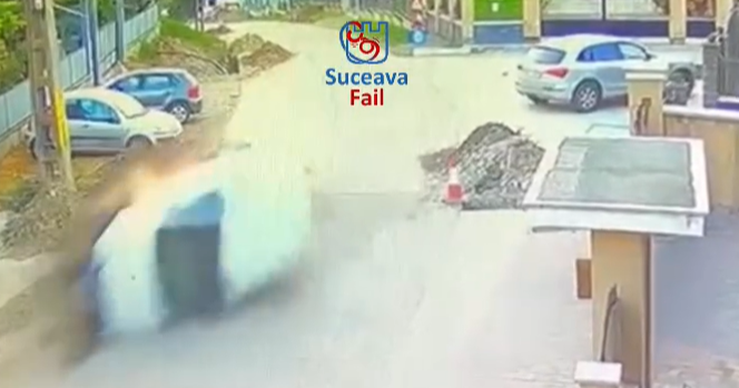Adolescent de 17 ani din Cajvana, reținut după ce a ”culcat” un Fiat Panda. A băut la un restaurant, ar fi furat mașina și s-a răsturnat după ce a lovit o movilă de pământ