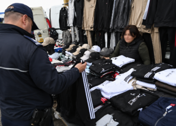 Femeie din Galați, cercetată penal după ce polițiștii au descoperit aproape 200 de articole vestimentare susceptibile a fi contrafăcute în piața din Marginea