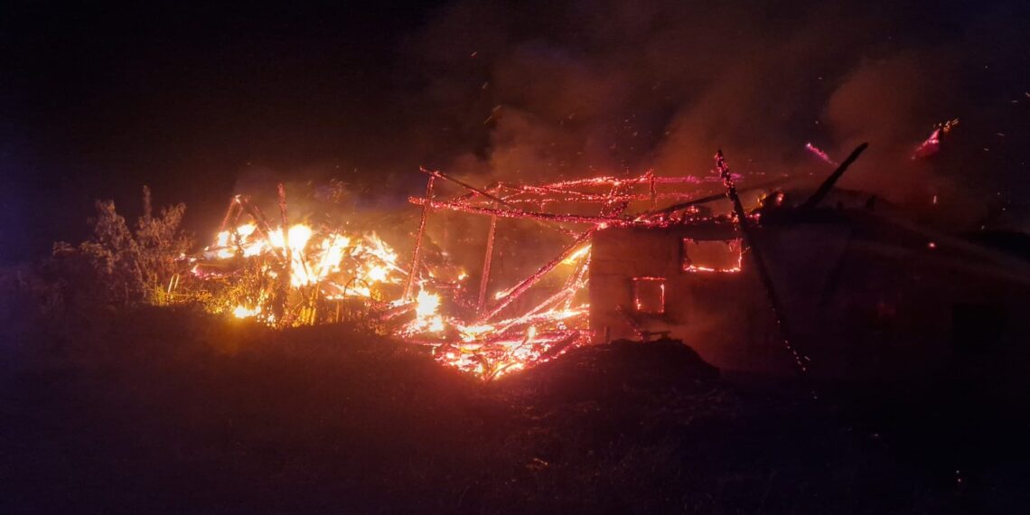 Incendiu de la o gospodărie din Mușenița, din cauza unui cablu neizolat corespunzător. Pompierii au intervenit cu patru autospeciale de stingere