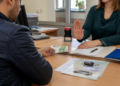 Bărbat din Mitocu Dragomirnei, condamnat după ce a promis 100 de euro unei inspectoare pentru a-i elibera ilegal un certificat fiscal: ”Îți dau 100 euro, pune o ștampilă. Te rog frumos”