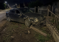 Beat și fără permis, un tânăr de 23 de ani și-a făcut praf Merțanul la Izvoarele Sucevei după ce a rupt 20 de metri din gardul unei gospodării. Cumpărase mașina cu trei zile înainte