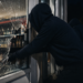 Doi adolescenți de 15 ani au spart un magazin din Capu Codrului și au furat alcool, țigări și băuturi răcoritoare, în valoare de circa 3.000 de lei