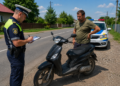 Polițiștii i-au stricat duminica unui bărbat din Preutești, prins beat și fără permis, plimbându-se cu un moped neînmatriculat