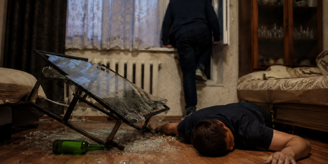 9 ani de închisoare pentru un bărbat din Dornești care și-a ucis tovarășul de băutură, lovindu-l în cap cu o masă. Mama victimei și-a găsit fiul fără viață după ce a intrat pe geam în apartament