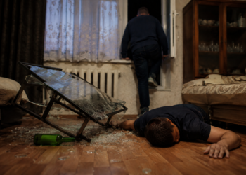 9 ani de închisoare pentru un bărbat din Dornești care și-a ucis tovarășul de băutură, lovindu-l în cap cu o masă. Mama victimei și-a găsit fiul fără viață după ce a intrat pe geam în apartament