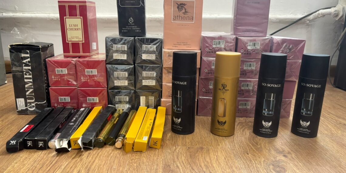 Parfumuri ”de firmă” aduse din Birmingham, vândute fără acte în piața din Vicovu de Sus. Polițiștii au ridicat 58 de produse după ce comerciantul a fost ”turnat”