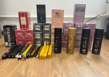 Parfumuri ”de firmă” aduse din Birmingham, vândute fără acte în piața din Vicovu de Sus. Polițiștii au ridicat 58 de produse după ce comerciantul a fost ”turnat”