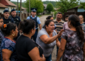 Scandal cu mai multe persoane pe un drum comunal din Mironu, iscat de la un câine. Polițiștii și jandarmii au intervenit pentru a calma spiritele. S-au aplicat amenzi de 58.500 de lei și a fost deschis dosar penal pentru cinci infracțiuni de lovire
