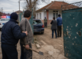 Și-a lovit mama, a intrat cu sapa peste vecini și a distrus brățara de monitorizare. Bărbat din Bodnăreni, reținut pentru 24 de ore