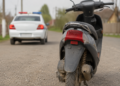 Bărbat beat mangă, reținut după ce a fost prins pe un scuter neînmatriculat, cu numere false. Circula în zig-zag prin sat