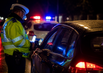Șofer fără permis, oprit de polițiști după un conflict la Vatra Dornei. A refuzat etilotestul și recoltarea probelor de sânge