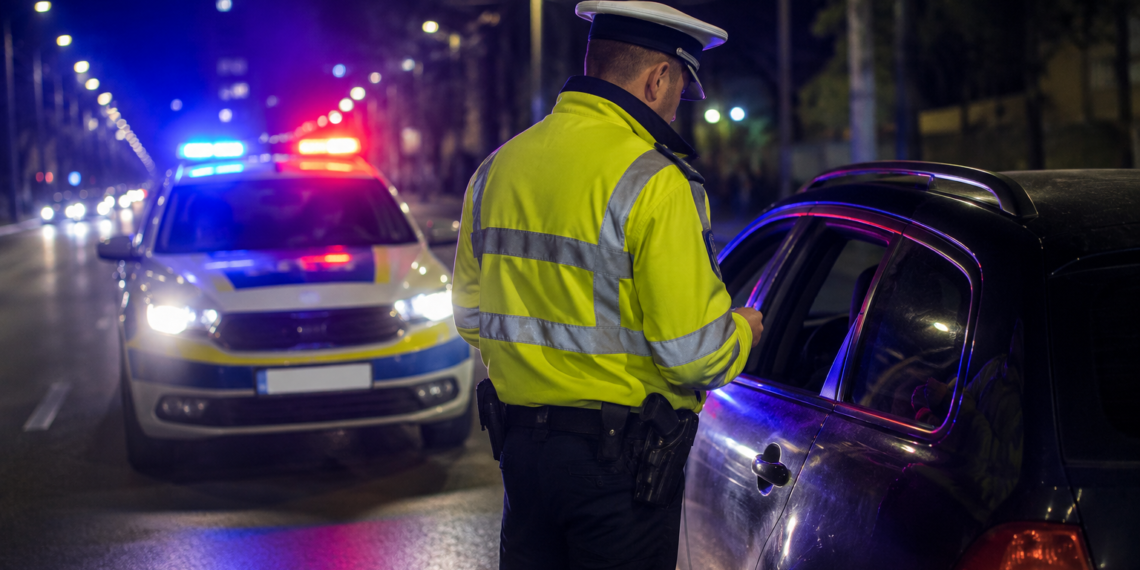 Șofer urmărit de polițiști prin Suceava după ce a refuzat să oprească. Avea 0,47 mg/l alcool pur în aerul expirat