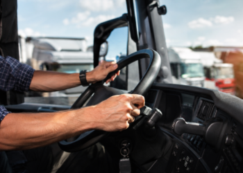 Firmă de transport din Bosanci, obligată să-i plătească unui fost șofer salariile restante și 1.920 de euro din diurnă. Bărbatul și-a dat demisia după ce angajatorul îi rămăsese dator cu peste 7.600 de lei și aproape 4.000 de euro. ITM Suceava sancționase societatea