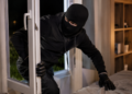 Doi spărgători care au intrat într-o casă pentru a-și ”încărca telefoanele” și-au aflat pedepsele definitive. Unul va executa 4 ani, iar celălalt 2 ani și 9 luni de închisoare