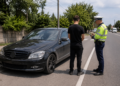 Tânăr de 18 ani, prins la Rădăuți la volanul unui Mercedes fără plăcuțe de înmatriculare și fără permis